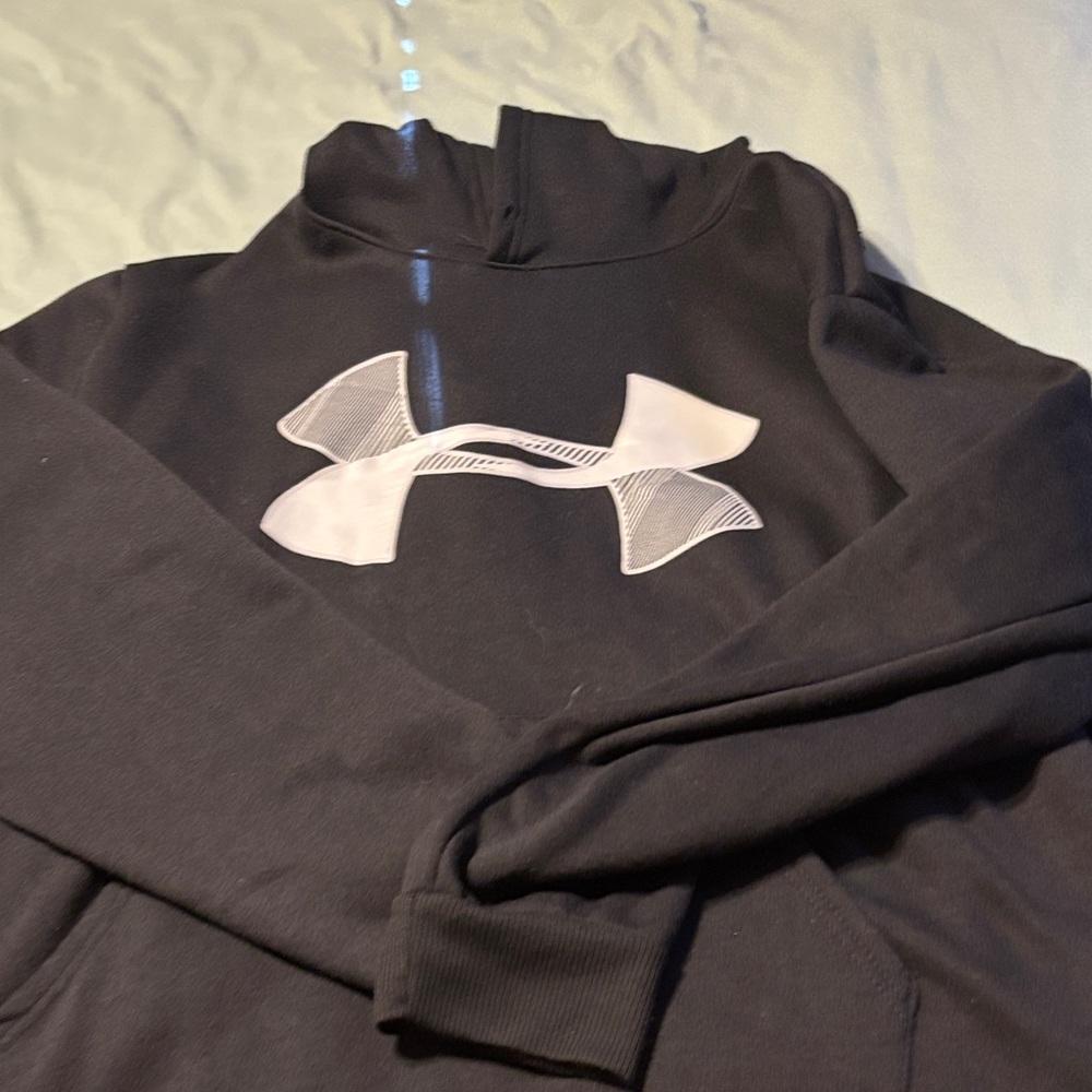Men’s lightweight under armour sweatshirt